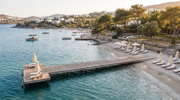 Bodrum'da bir koyda ahsap iskele, sezlonglar ve turkuaz deniz