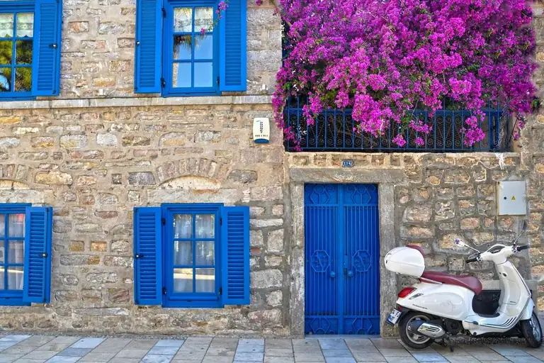 Bodrum eski şehir - kale çevresi beyaz evler ve çarşı sokakları