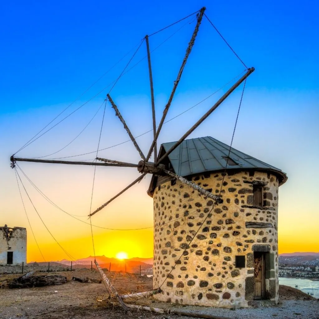 Bodrum-Windmühlen bei Sonnenuntergang, historische Steinmühlen-Silhouette